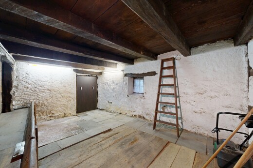 pièce vide avec inside property, plafond en bois, wood ceiling, plafond à poutres, et beamed ceiling