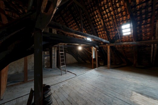pièce vide avec plafond voûté, vaulted ceiling, inside property, et hardwood floor