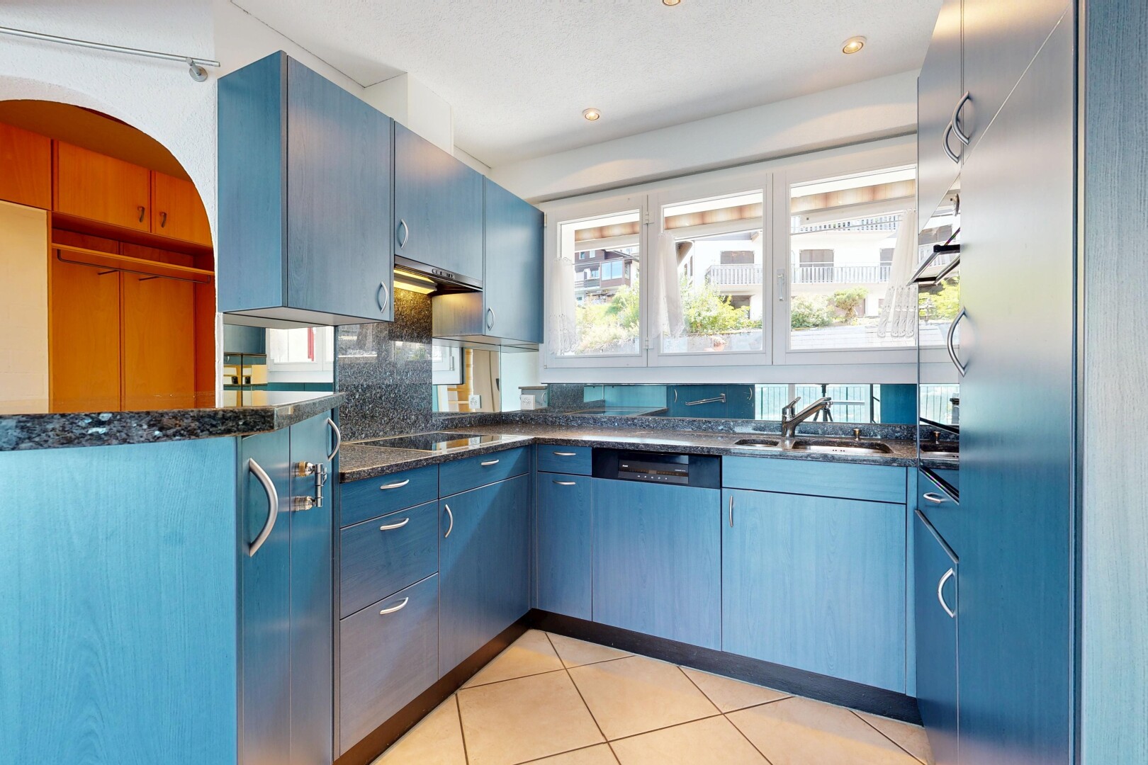 küche mit blue cabinets, blaue schränke, light floor, dark countertops, und inside property