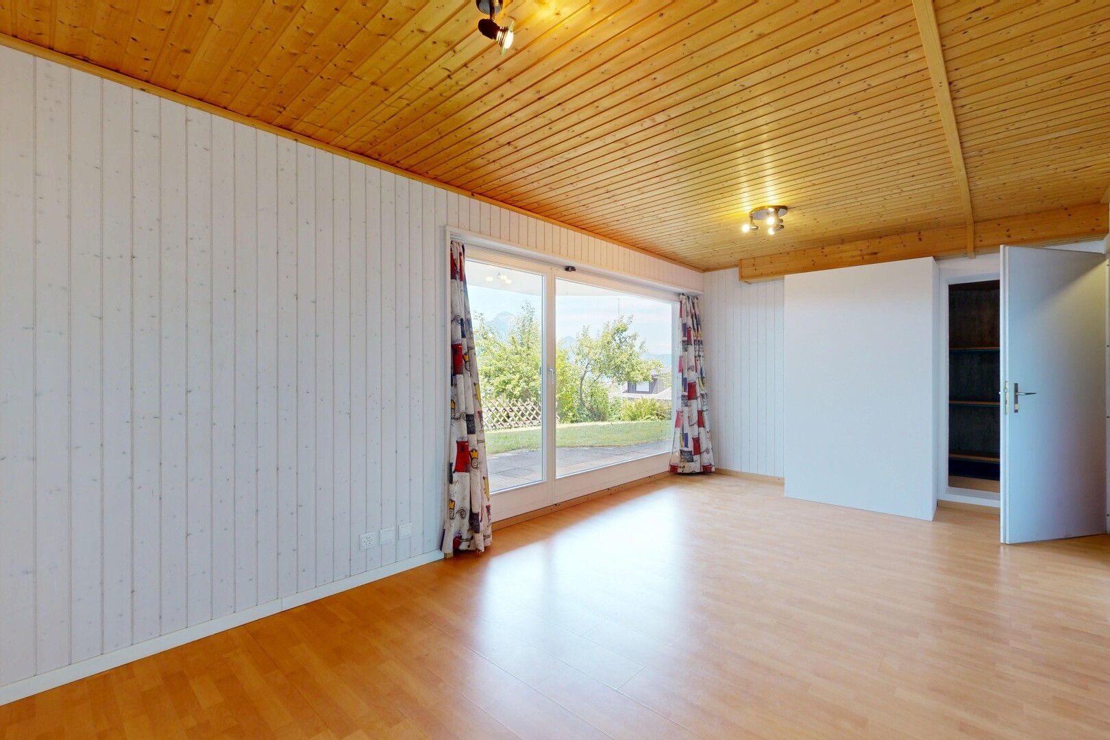 leerer raum mit inside property, wood ceiling, holzdecke, wood finish floor, und holzfußboden