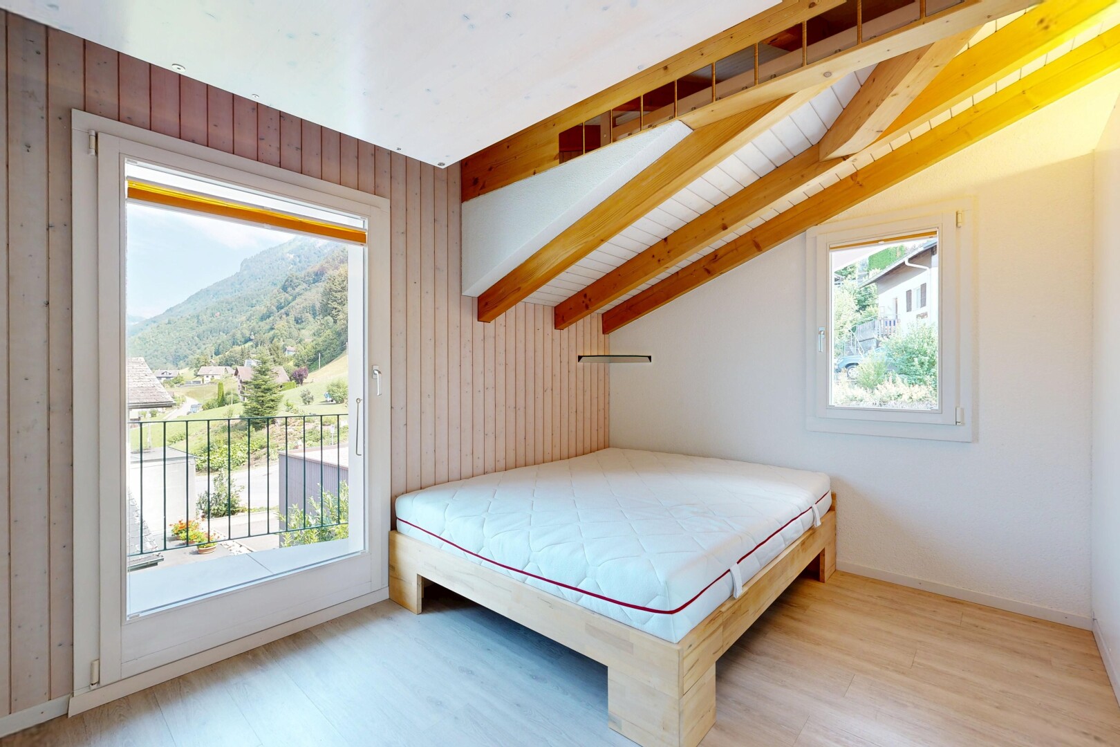 zimmer / schlafzimmer mit inside property, außenzugang, vaulted ceiling, dachschräge, und drywall