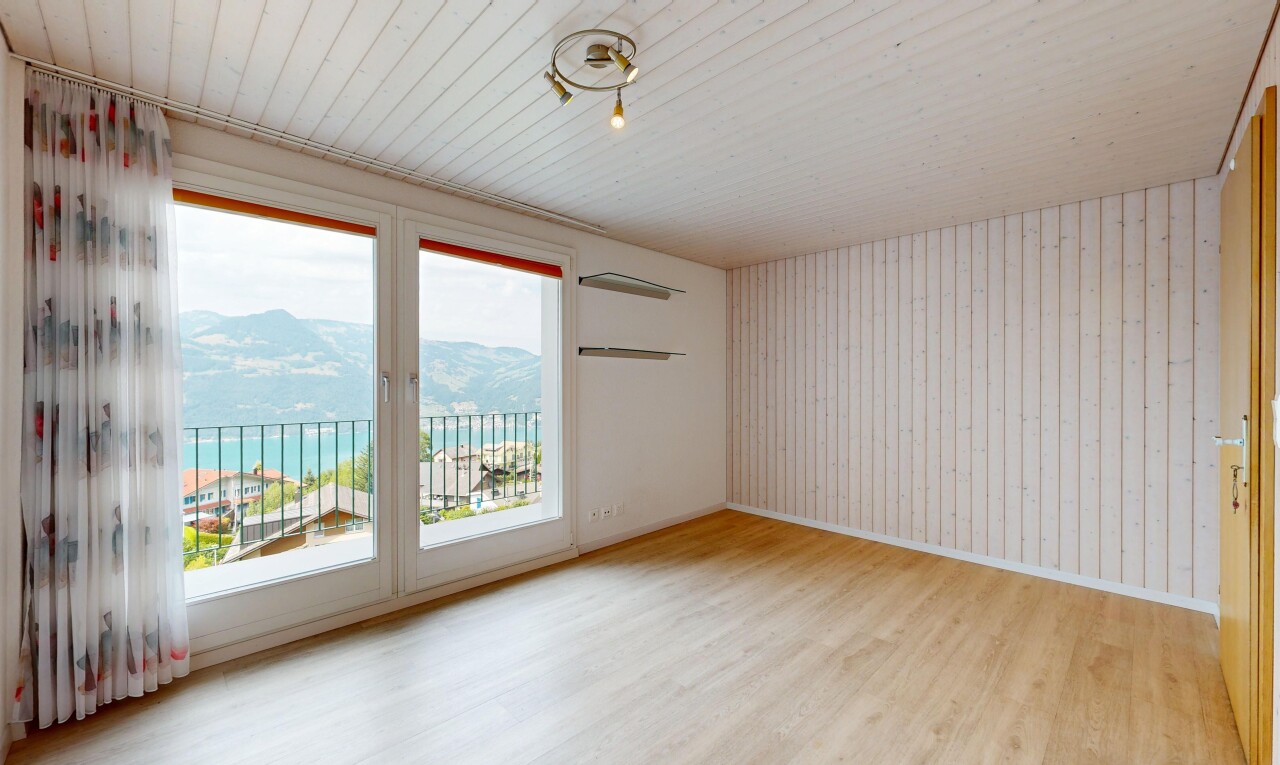 leerer raum mit wood wall, holzwand, inside property, wood finish floor, und holzfußboden