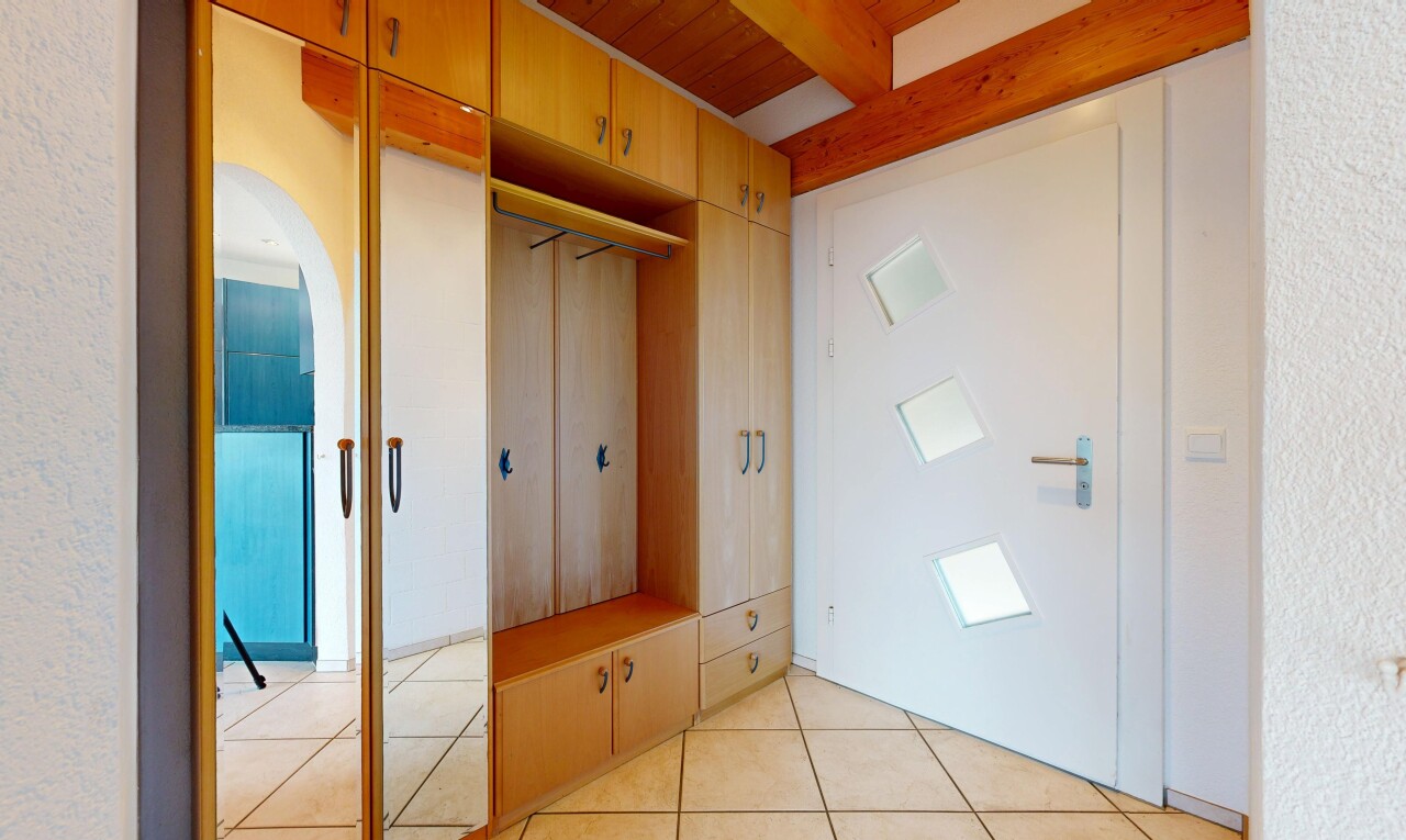 zimmer / schlafzimmer mit inside property, tile floor, fliesenboden, light floor, und kleiderschrank