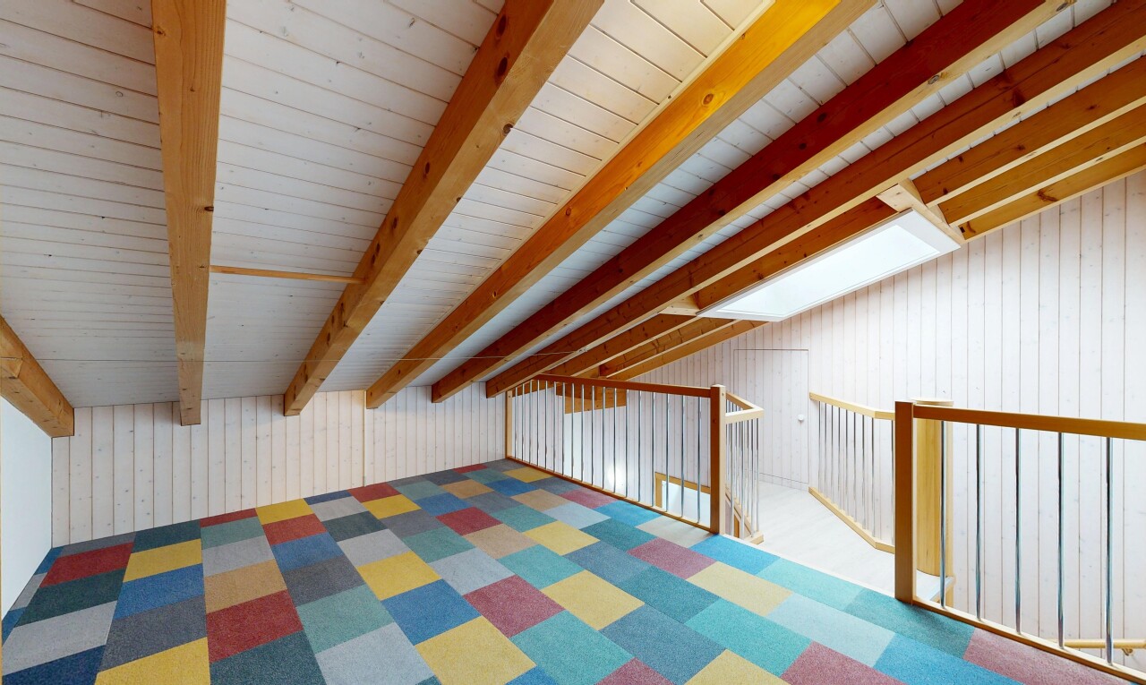 leerer raum mit wood wall, holzwand, dachboden, inside property, und beamed ceiling