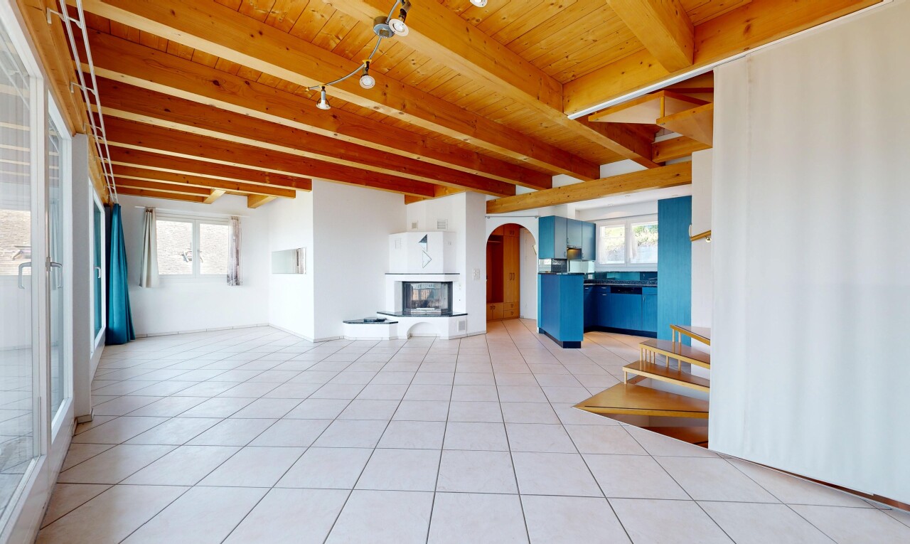 wohnzimmer mit deckenbeleuchtung, kamin, beamed ceiling, balkendecke, und natürliches licht