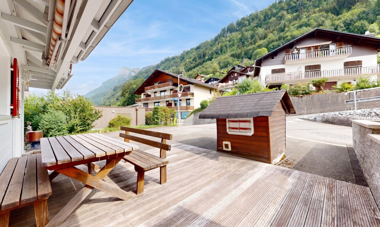 terrasse mit day time, essbereich im freien, blick auf die berge, mountain view, und zaun
