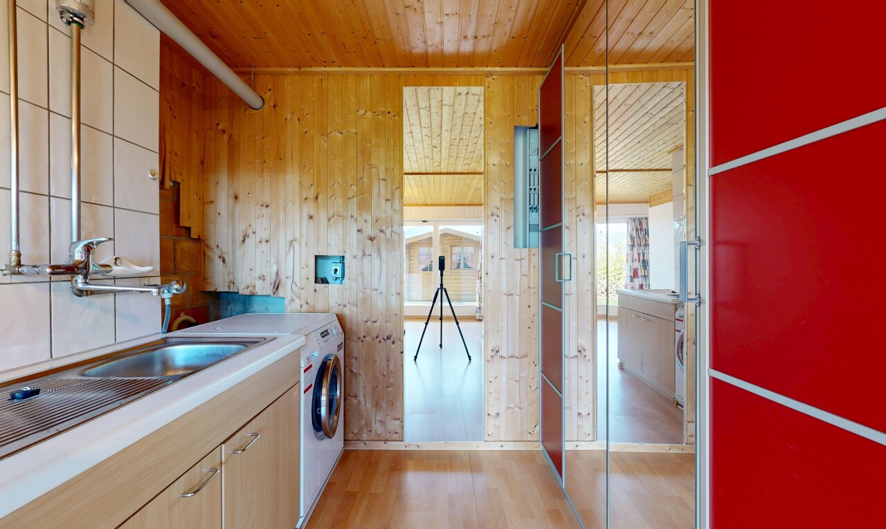küche mit wood wall, holzwand, inside property, waschbecken, und light floor