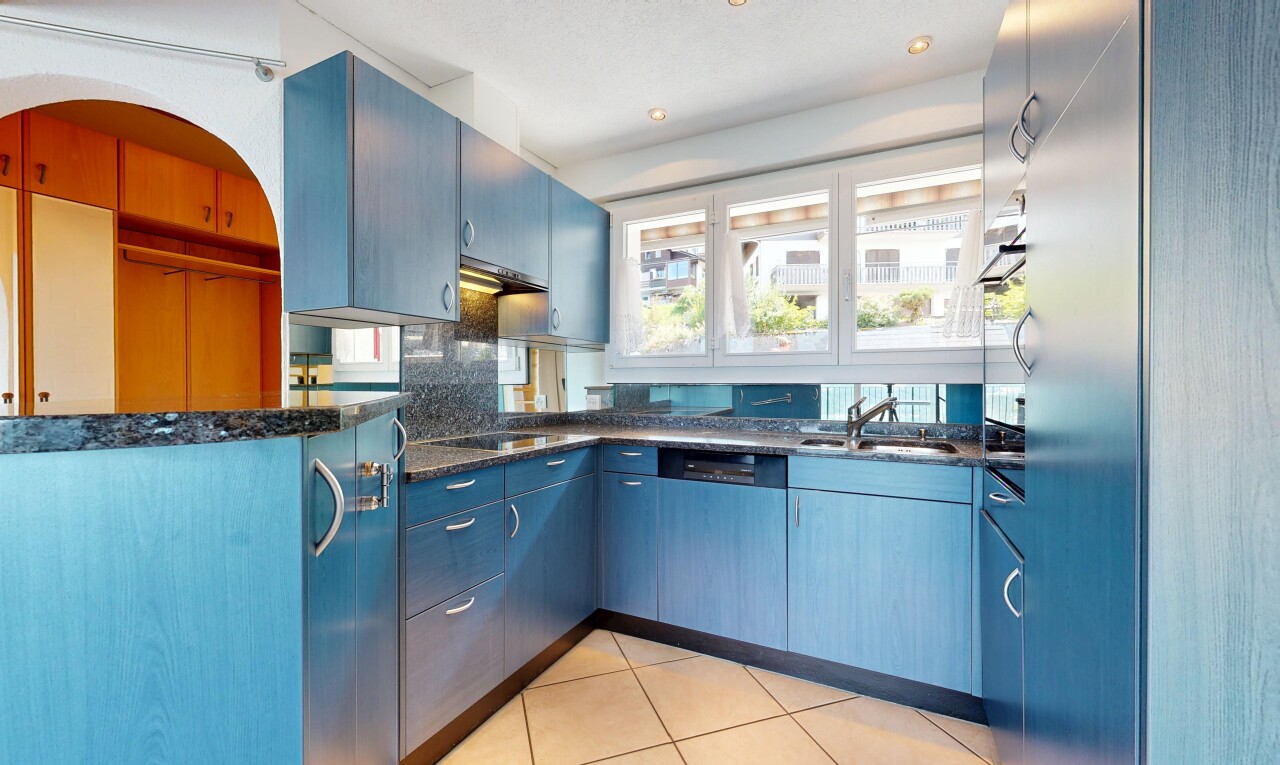 küche mit blue cabinets, blaue schränke, light floor, dark countertops, und inside property