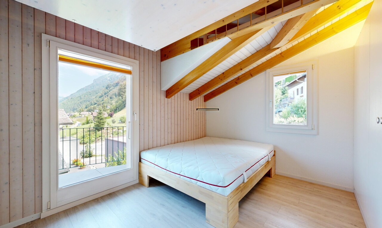 zimmer / schlafzimmer mit inside property, außenzugang, vaulted ceiling, dachschräge, und drywall