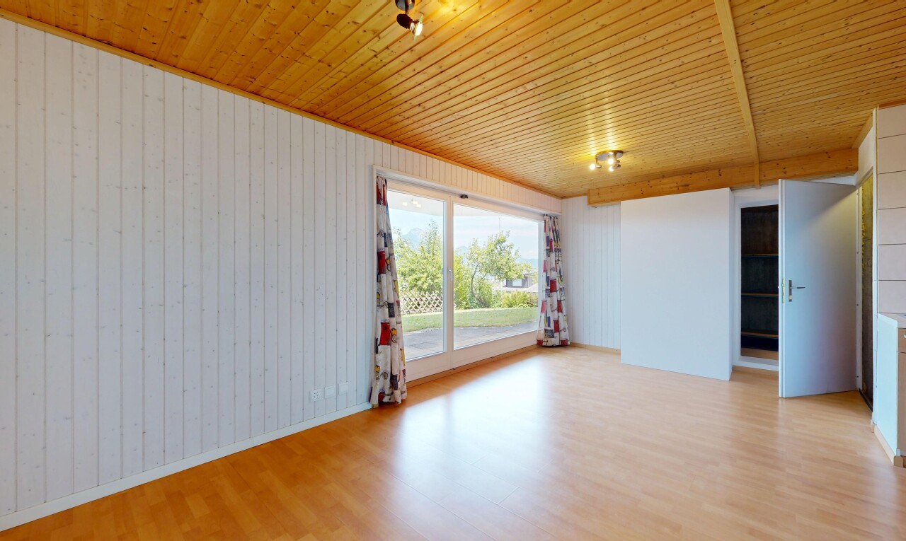leerer raum mit inside property, wood ceiling, holzdecke, wood finish floor, und holzfußboden