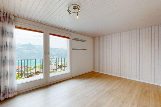 leerer raum mit wood wall, holzwand, inside property, wood finish floor, und holzfußboden