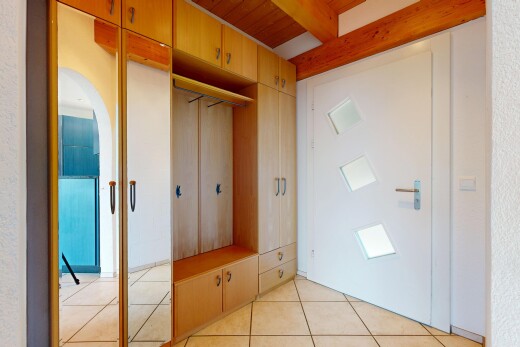 zimmer / schlafzimmer mit inside property, tile floor, fliesenboden, light floor, und kleiderschrank