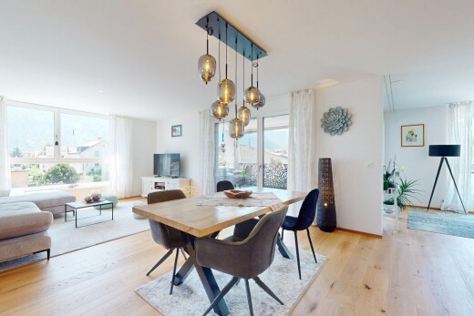 wohn- / esszimmer mit fernseher, natural light, natürliches licht, inside property, und wood finish floor