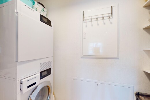 wäschekammer mit waschturm, wäscherei, und inside property