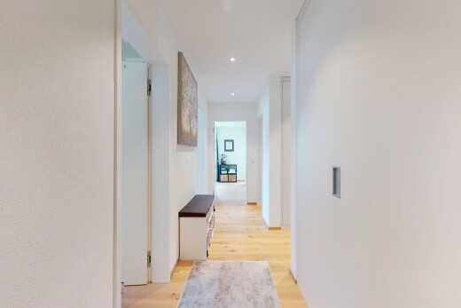 halle / korridor mit inside property, wood finish floor, holzfußboden, drywall, und gipskartonwand