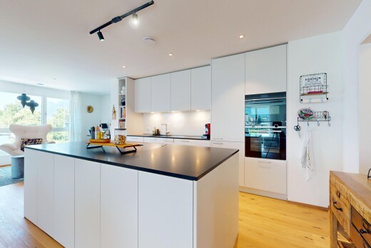 küche mit doppel backofen, inside property, wood finish floor, holzfußboden, und arbeitsplatten