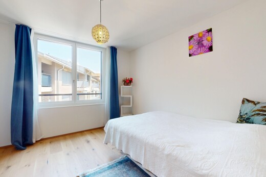 zimmer / schlafzimmer mit holzfußboden, wood finish floor, natürliches licht, natural light, und inside property