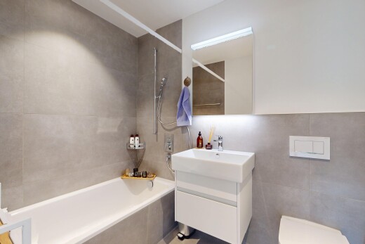 bad mit fliesenwand, tile wall, schminktisch, kombiniertes bad / dusche, und komplettes badezimmer