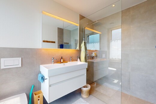 bad mit dusche, schminktisch, komplettes badezimmer, inside property, und spiegel