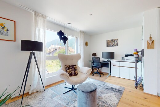 wohnzimmer mit fernseher, inside property, holzfußboden, wood finish floor, und natürliches licht