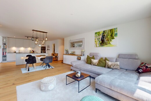 wohn- / esszimmer mit holzfußboden, wood finish floor, gipskartonwand, drywall, und inside property