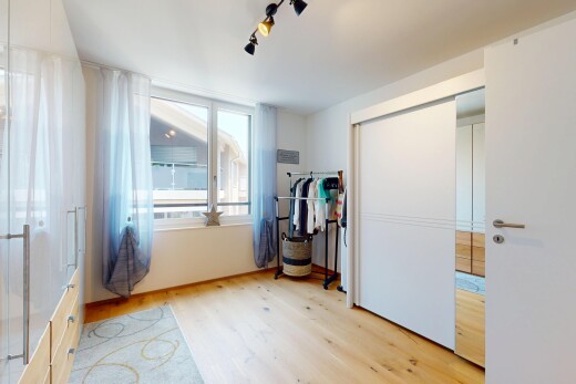 leerer raum mit inside property, natürliches licht, natural light, holzfußboden, und wood finish floor