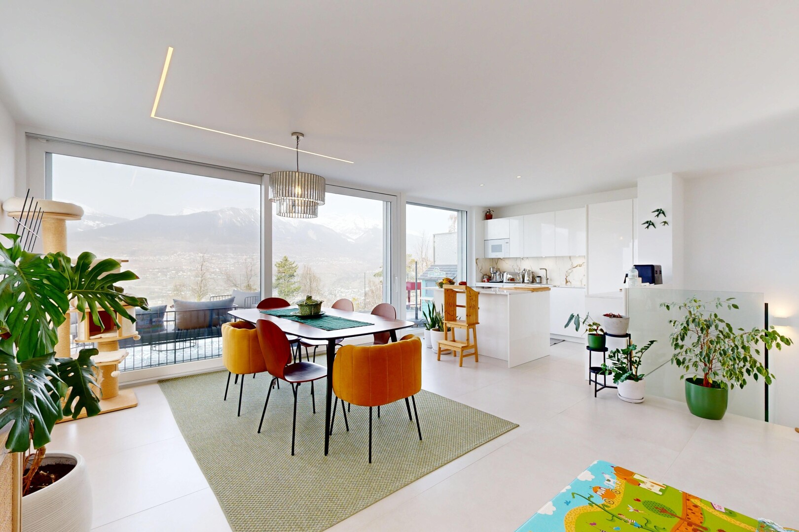wohn- / esszimmer mit floor ceiling windows, bodendeckenfenster, inside property, natural light, und natürliches licht