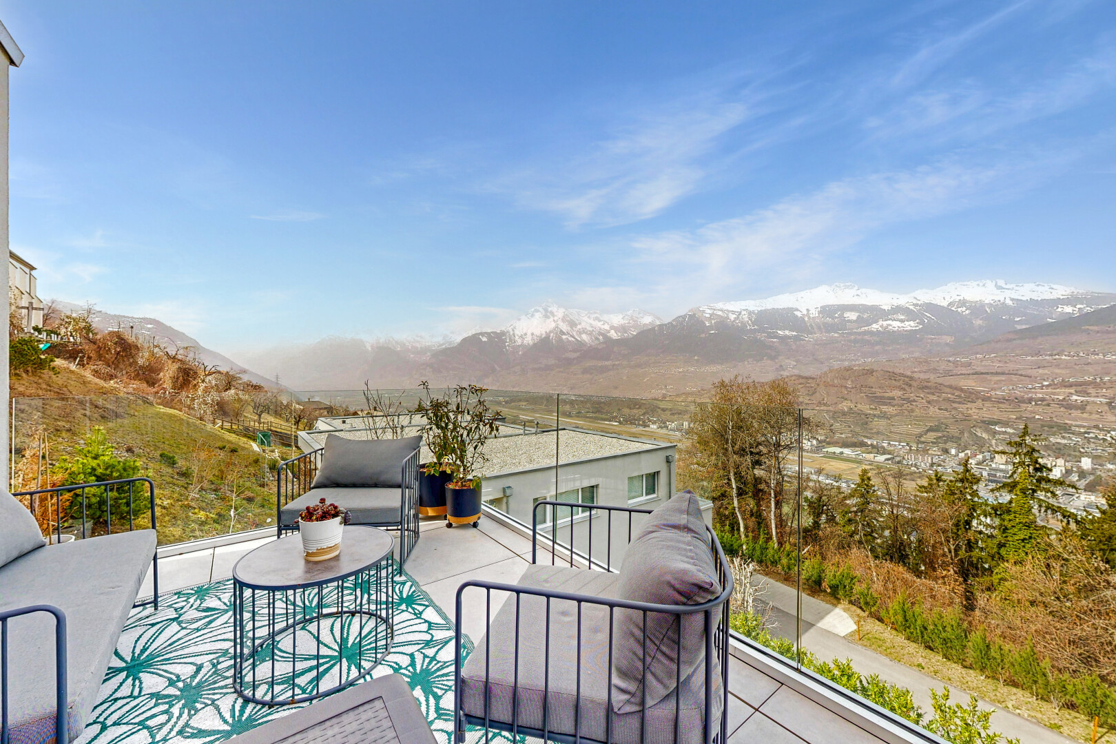 terrasse mit terrasse, wohnraum im freien, day time, blick auf die berge, und mountain view