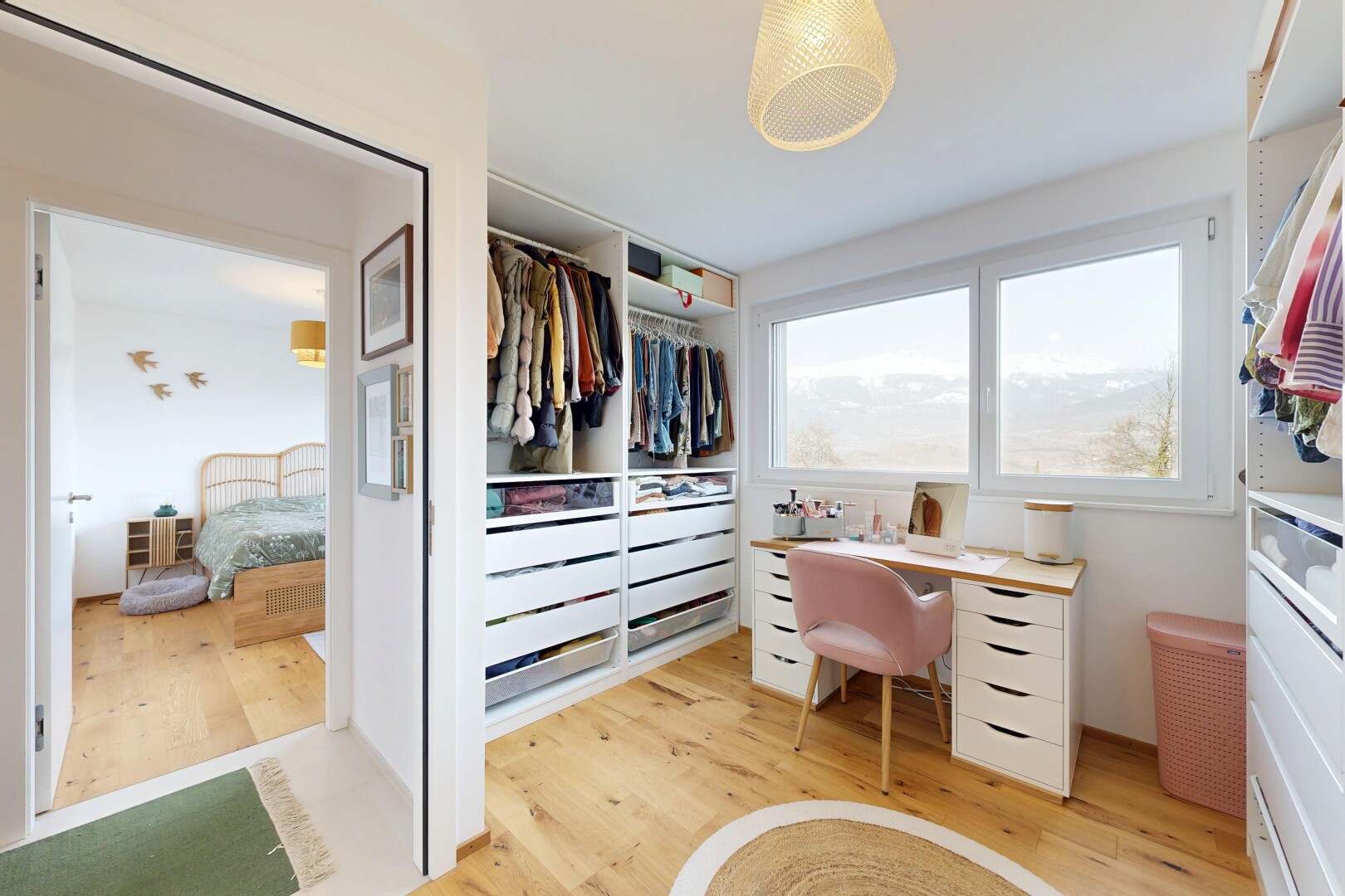 begehbarer kleiderschrank mit holzfußboden, wood finish floor, und light floor