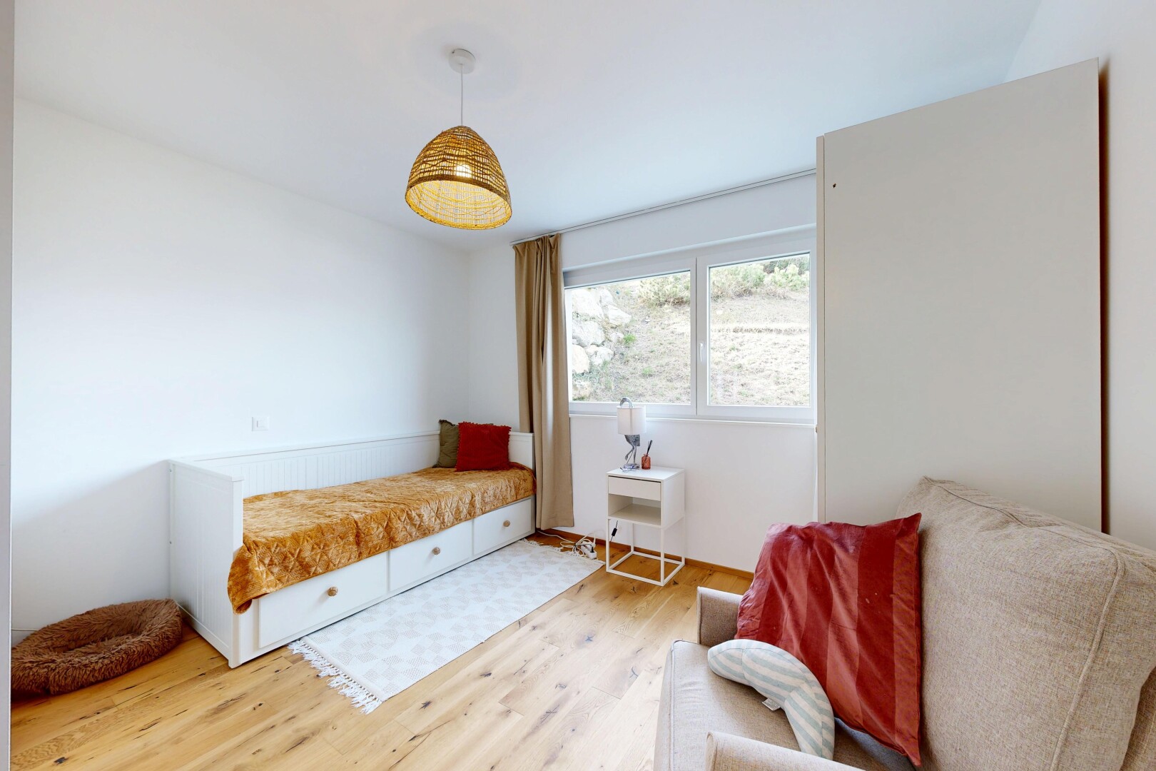 zimmer / schlafzimmer mit wood finish floor, holzfußboden, inside property, drywall, und gipskartonwand