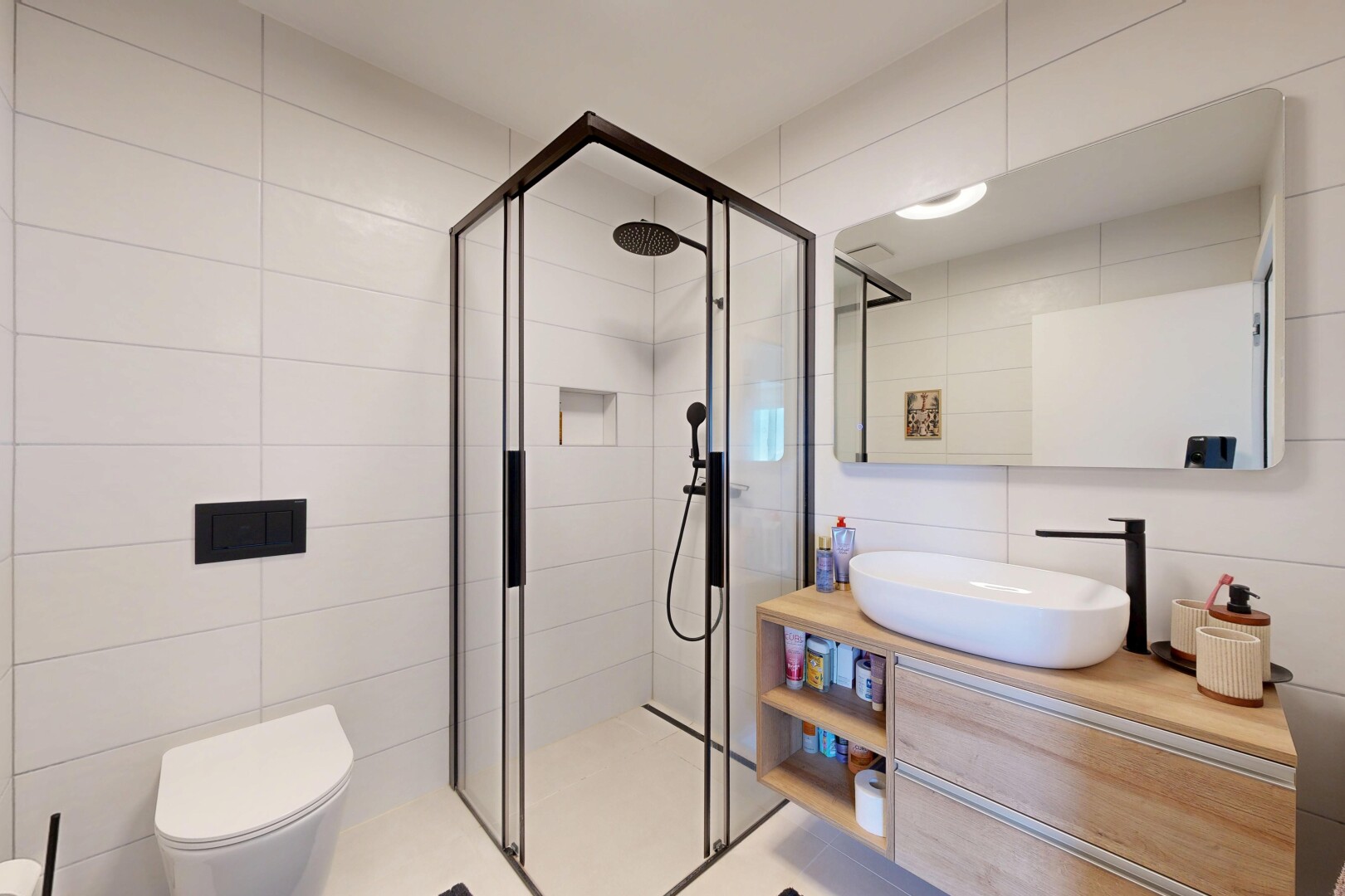 bad mit fliesenwand, tile wall, schminktisch, komplettes badezimmer, und dusche