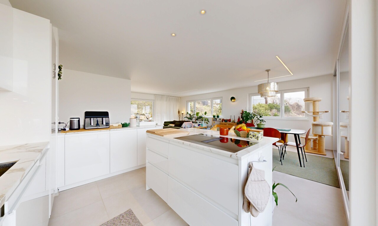 küche mit weiße schränke, white cabinets, arbeitsplatten, light countertops, und light floor