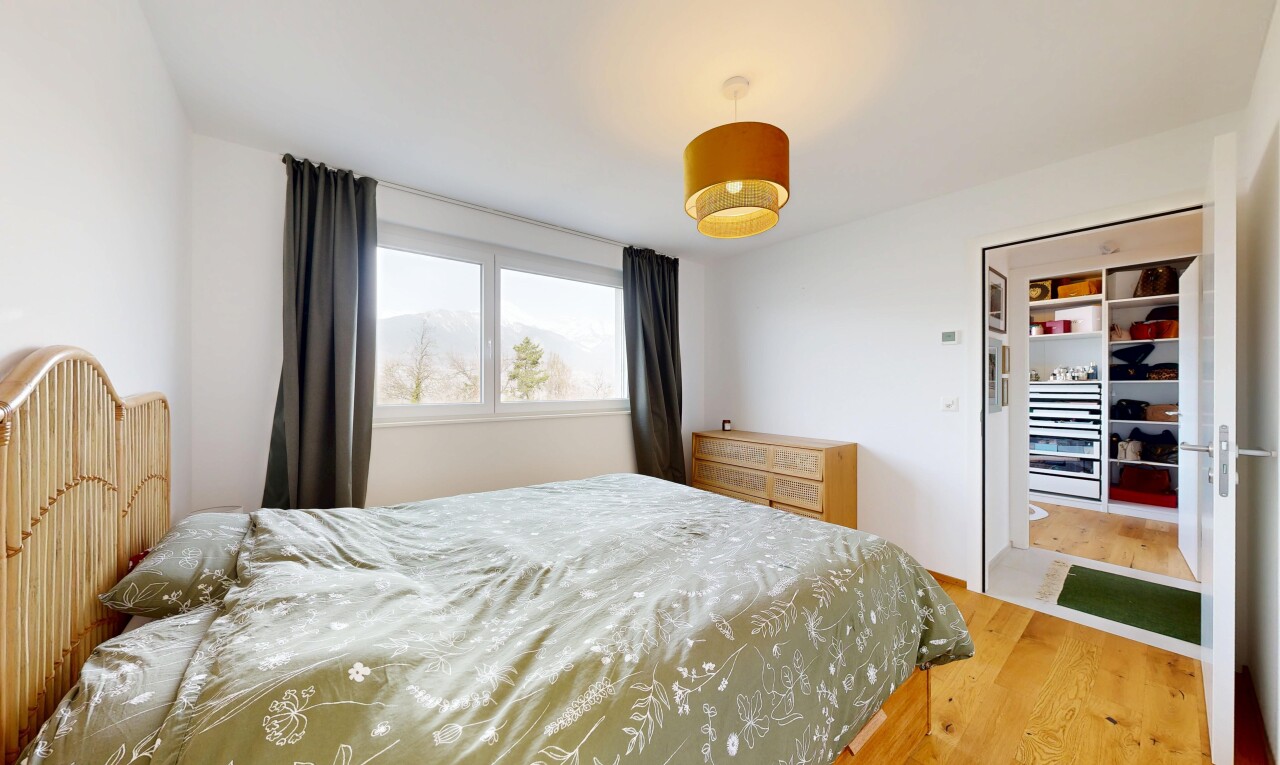 zimmer / schlafzimmer mit holzfußboden, wood finish floor, natürliches licht, natural light, und inside property