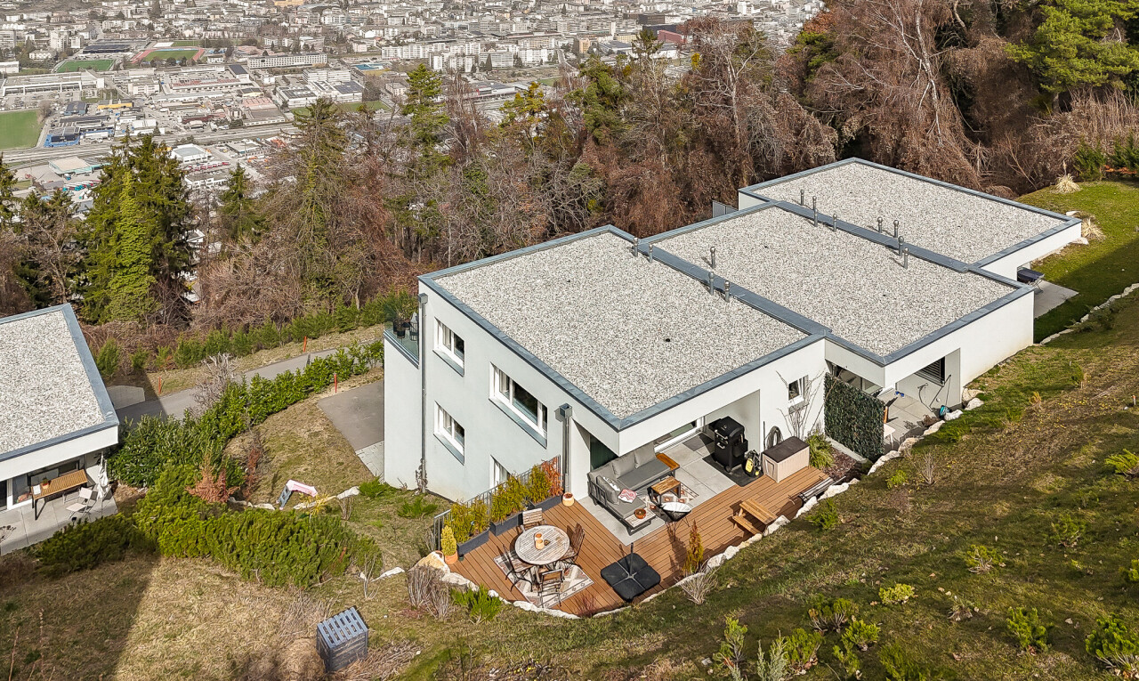 außenansicht mit property visible, stuckverkleidung, rasen, teer-kies-dach, und deck
