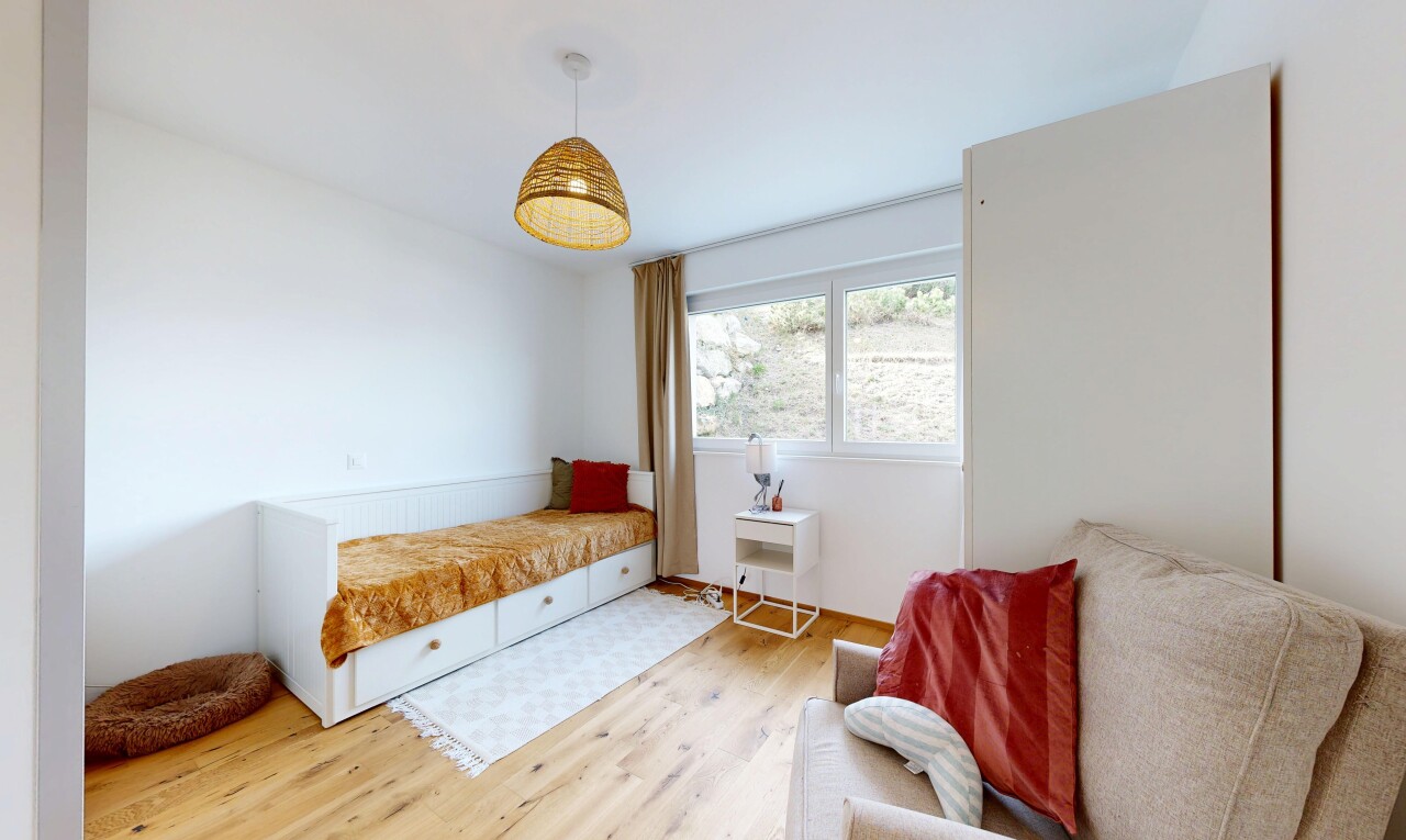 zimmer / schlafzimmer mit wood finish floor, holzfußboden, inside property, drywall, und gipskartonwand