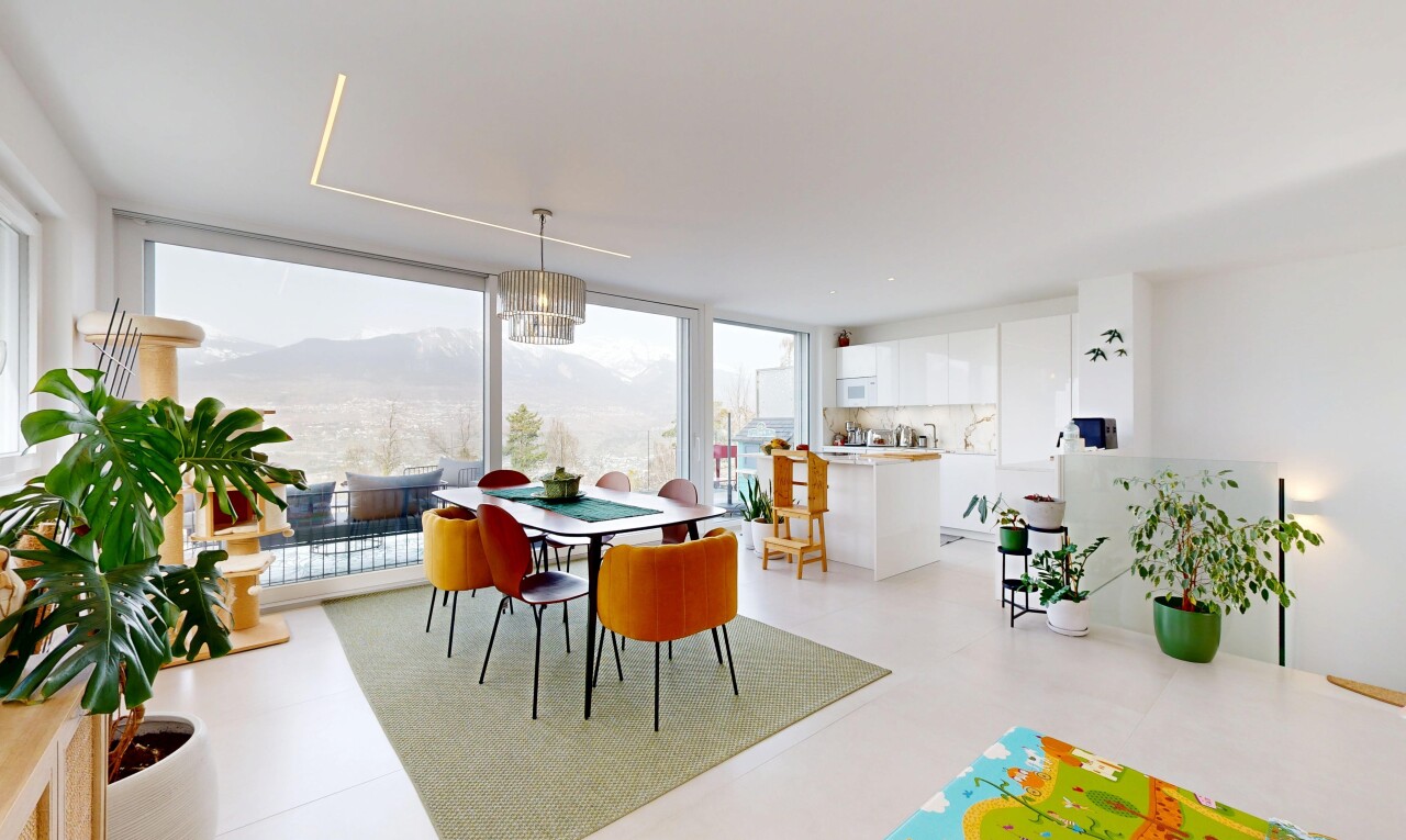 wohn- / esszimmer mit floor ceiling windows, bodendeckenfenster, inside property, natural light, und natürliches licht