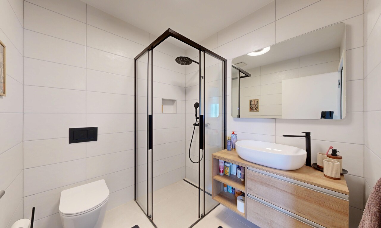 bad mit fliesenwand, tile wall, schminktisch, komplettes badezimmer, und dusche