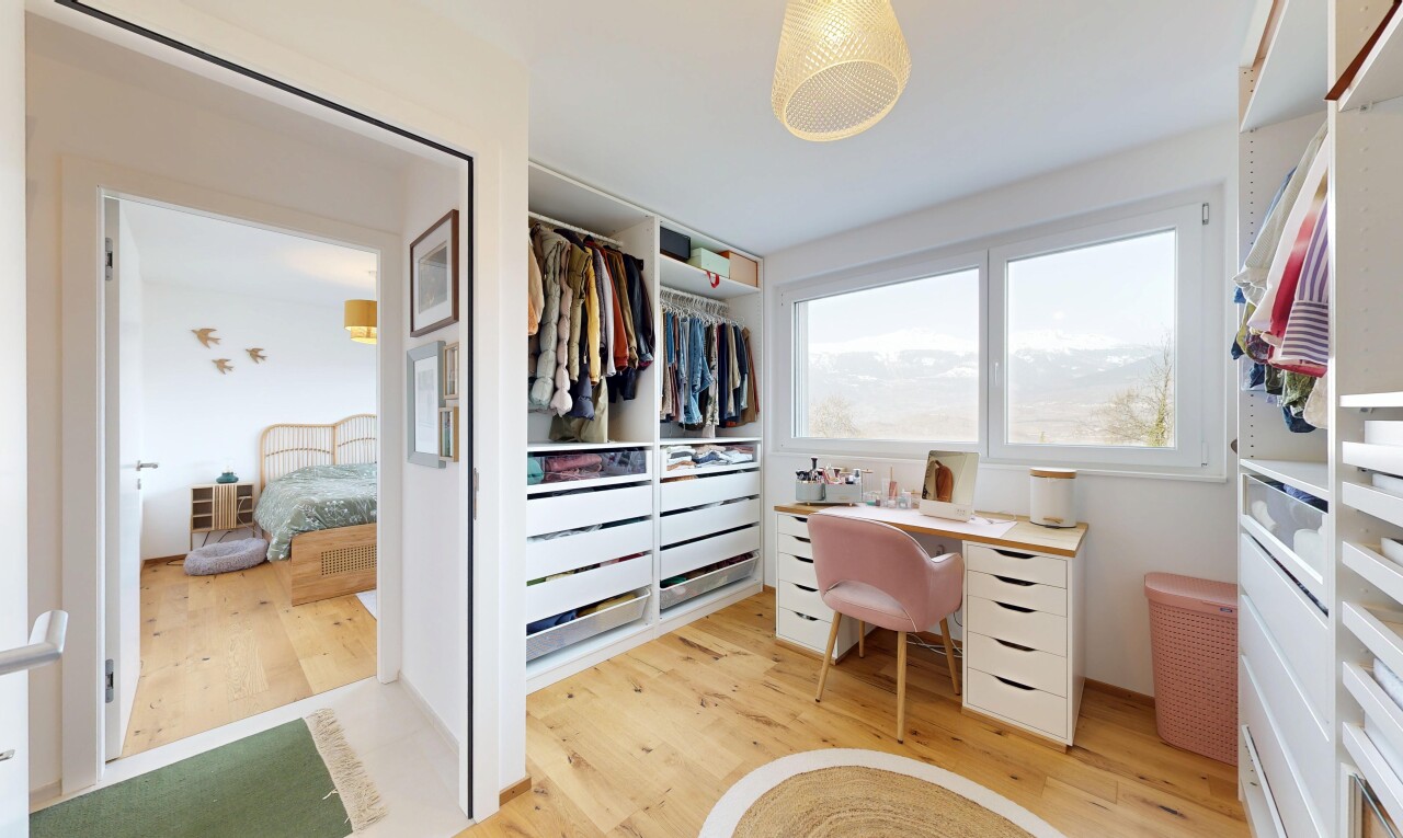 begehbarer kleiderschrank mit holzfußboden, wood finish floor, und light floor