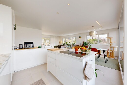 cuisine avec armoires blanches, white cabinets, plans de travail, light countertops, et light floor
