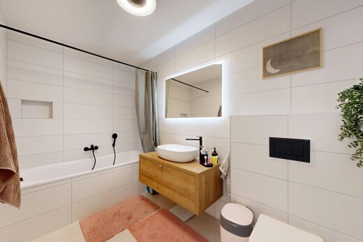 salle de bains avec salle de bain complète, miroir, lavabo (ou coiffeuse selon le contexte), tile wall, et mur en carrelage