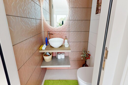 salle de bains avec lavabo (ou coiffeuse selon le contexte), miroir, toilette, inside property, et évier