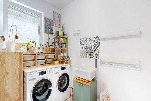 buanderie avec cloison sèche, drywall, inside property, lumière naturelle, et natural light