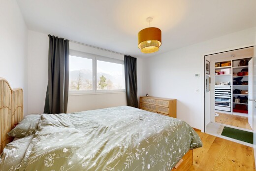 chambre avec sol en finition bois, wood finish floor, lumière naturelle, natural light, et inside property