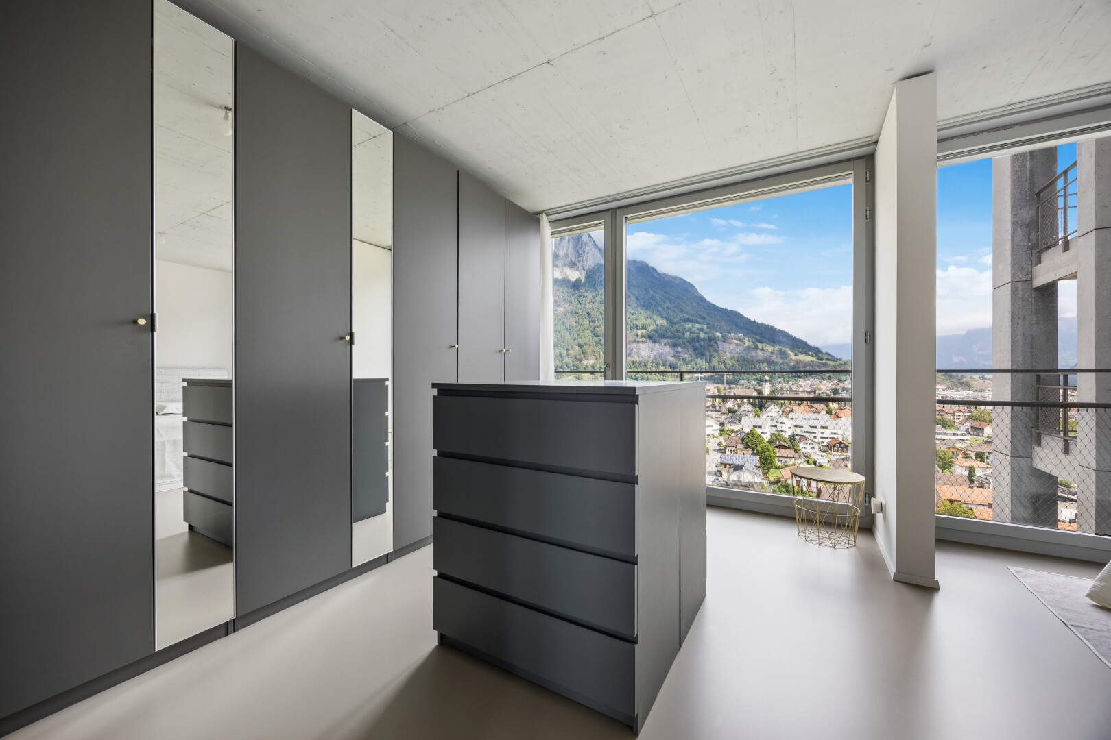 zimmer / schlafzimmer mit blick auf die berge, mountain view, floor ceiling windows, view focus, und day time