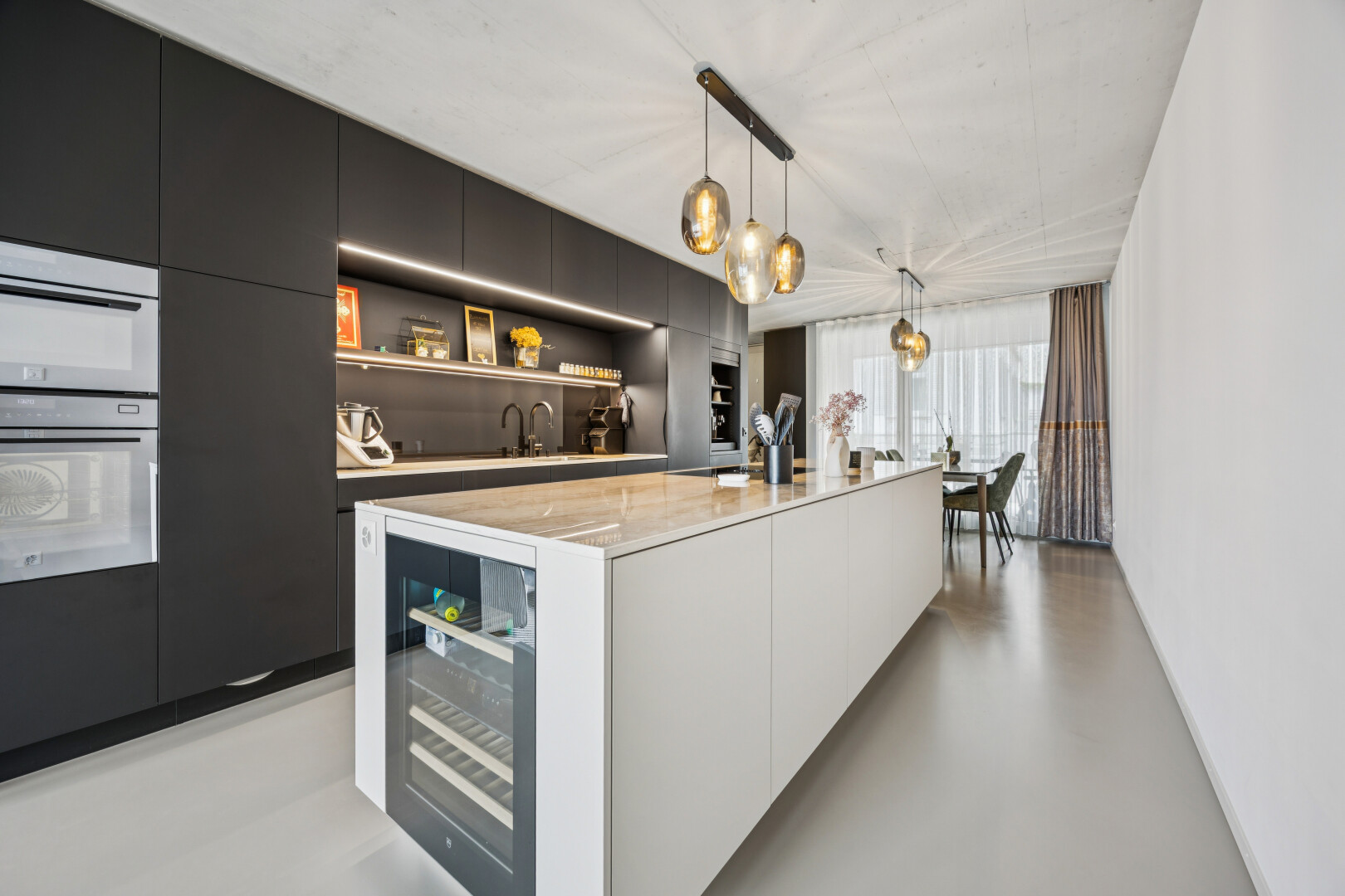 küche mit schwarze schränke, black cabinets, schränke mit flachen paneelen, flat panel cabinets, und offene regale
