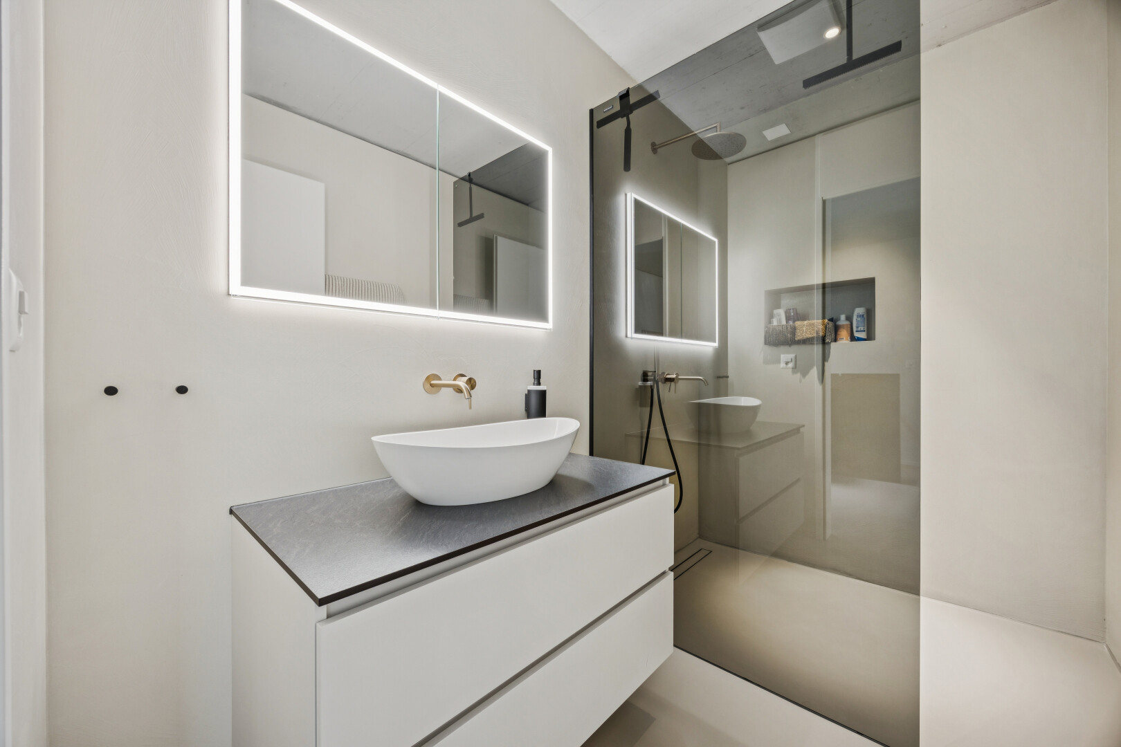 bad mit dusche, komplettes badezimmer, spiegel, waschbecken, und schminktisch