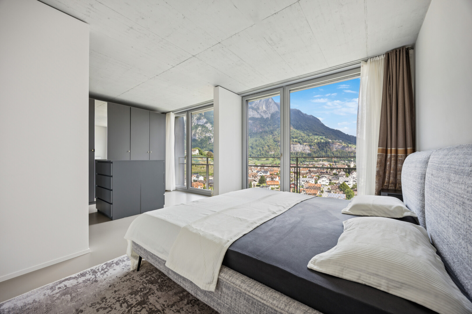 zimmer / schlafzimmer mit mountain view, blick auf die berge, drywall, gipskartonwand, und view focus