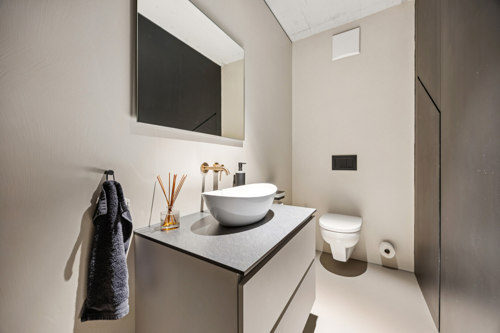 bad mit waschbecken, spiegel, schminktisch, drywall, und gipskartonwand