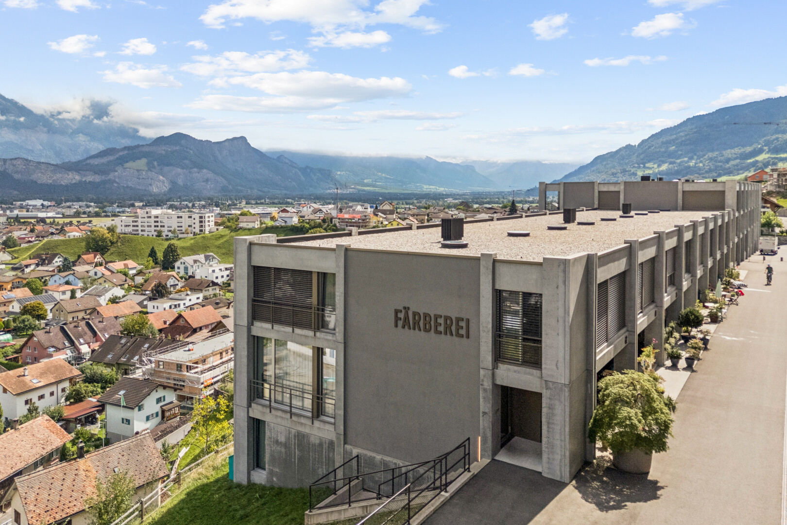 außenansicht mit drone view, mountain view, blick auf die berge, und day time