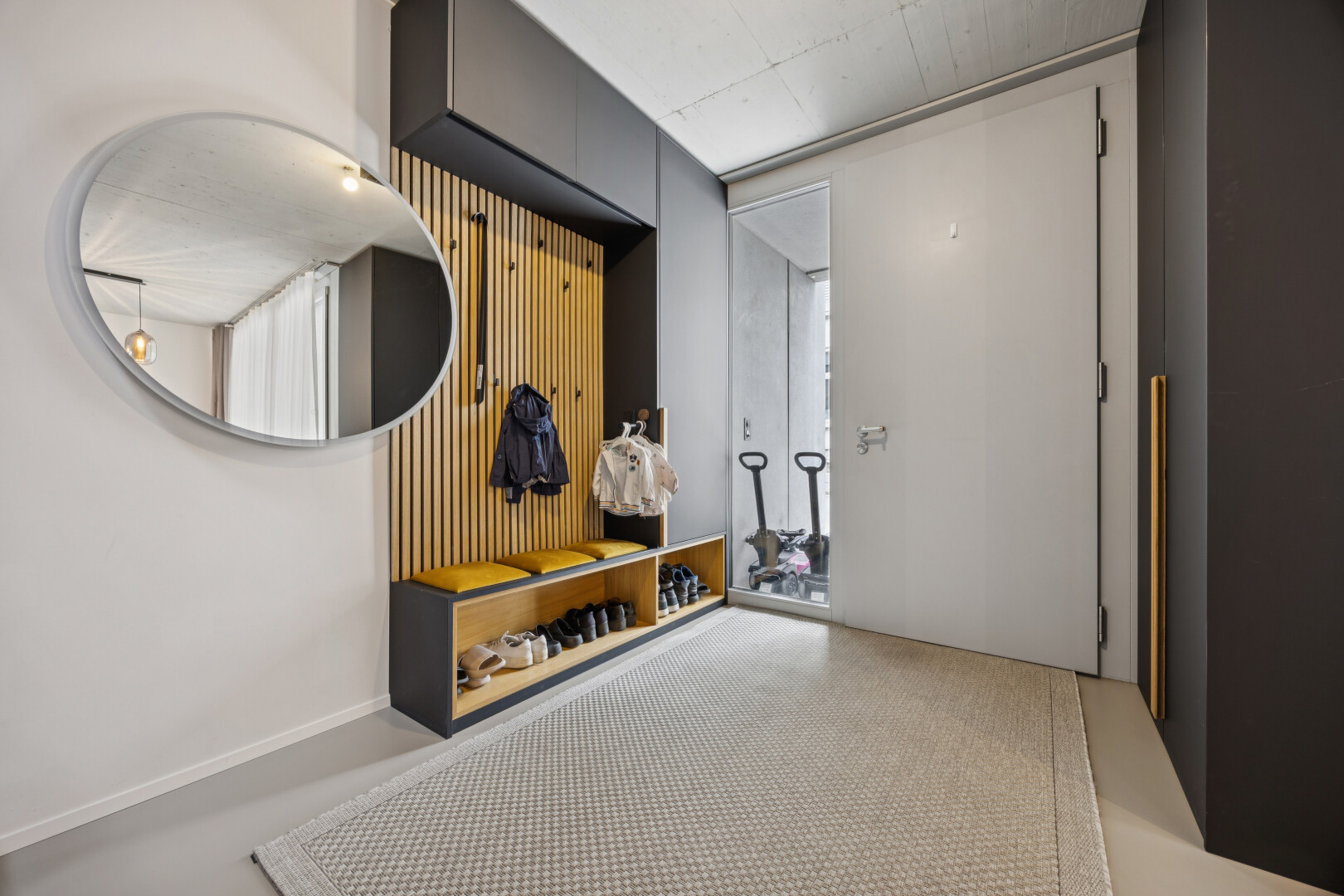 halle / korridor mit drywall, gipskartonwand, und inside property